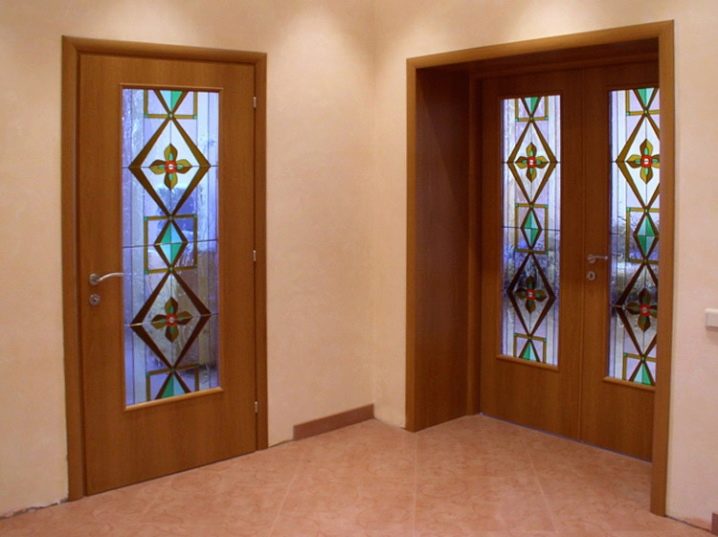 Входная дверь со стеклом в дом — безопасность, теплоизоляция, дизайн